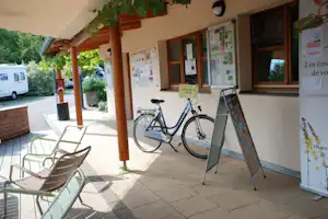 Camping Le Vallon de l'Ehn - Fahrradverleih an der Rezeption vom Campingplatz