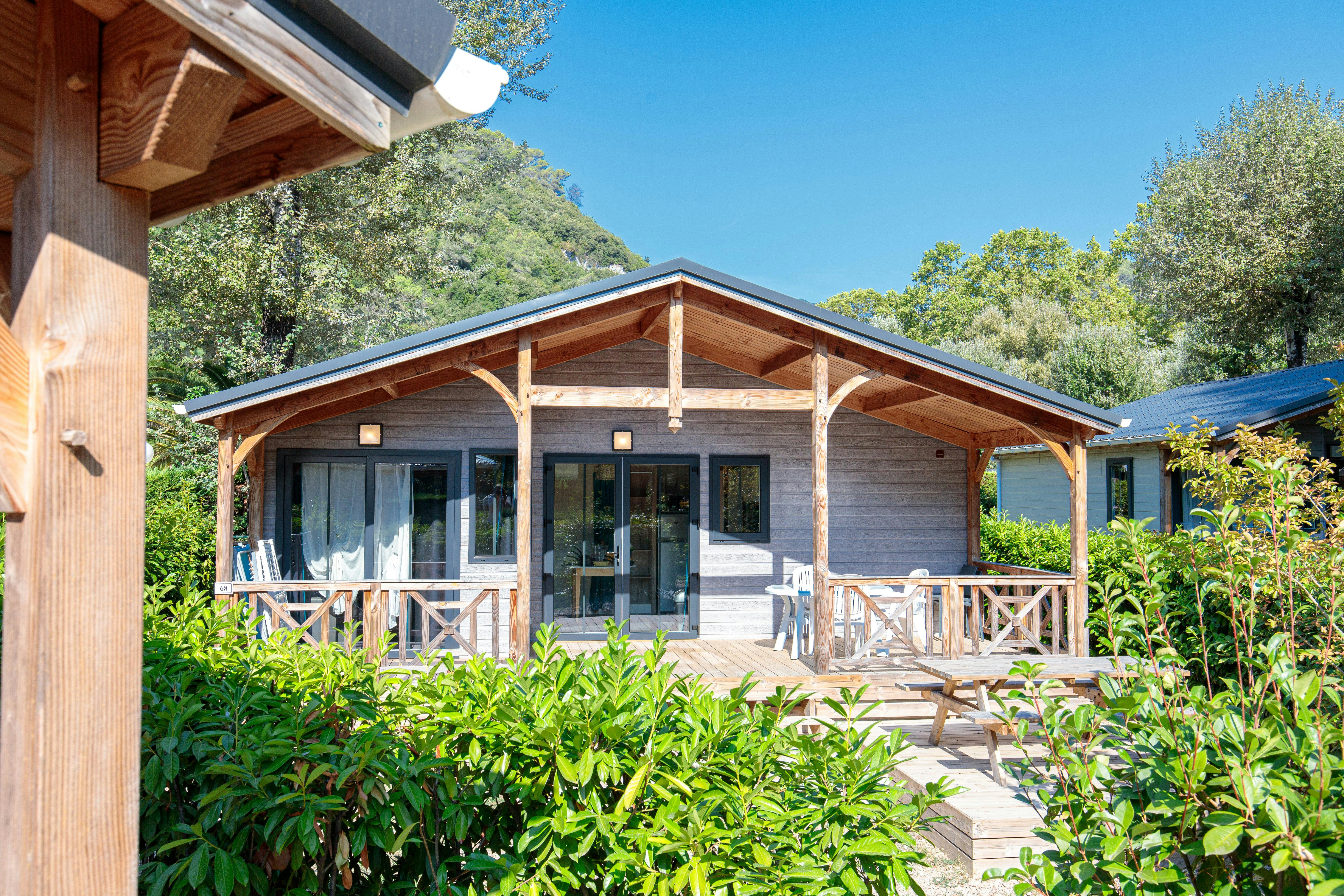 Camping APV Au Vallon Rouge  Camping Le Vallon Rouge - Außenansicht eines Mobilheims