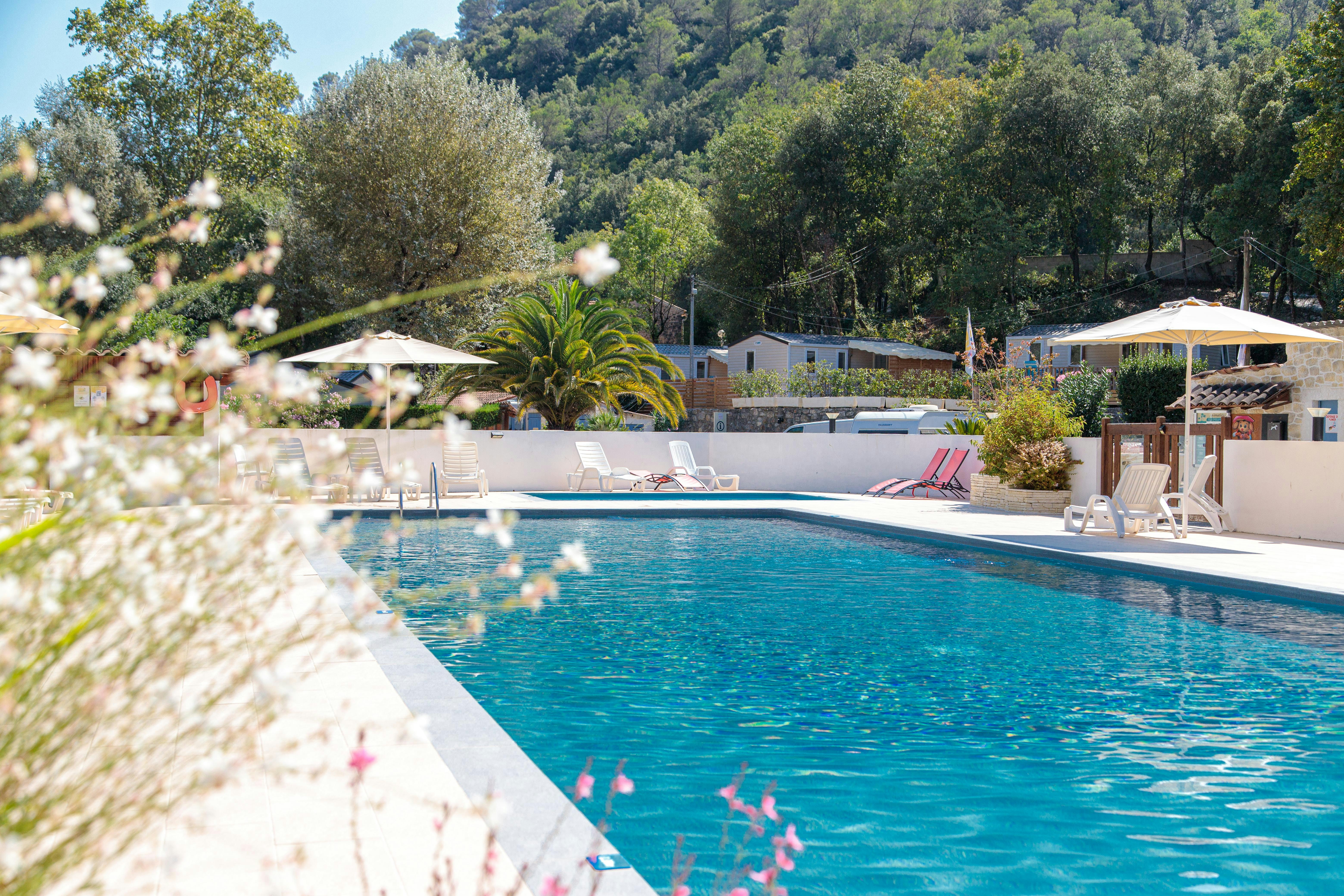 Camping APV Au Vallon Rouge  Camping Le Vallon Rouge - Poolbereich auf dem Campingplatz 