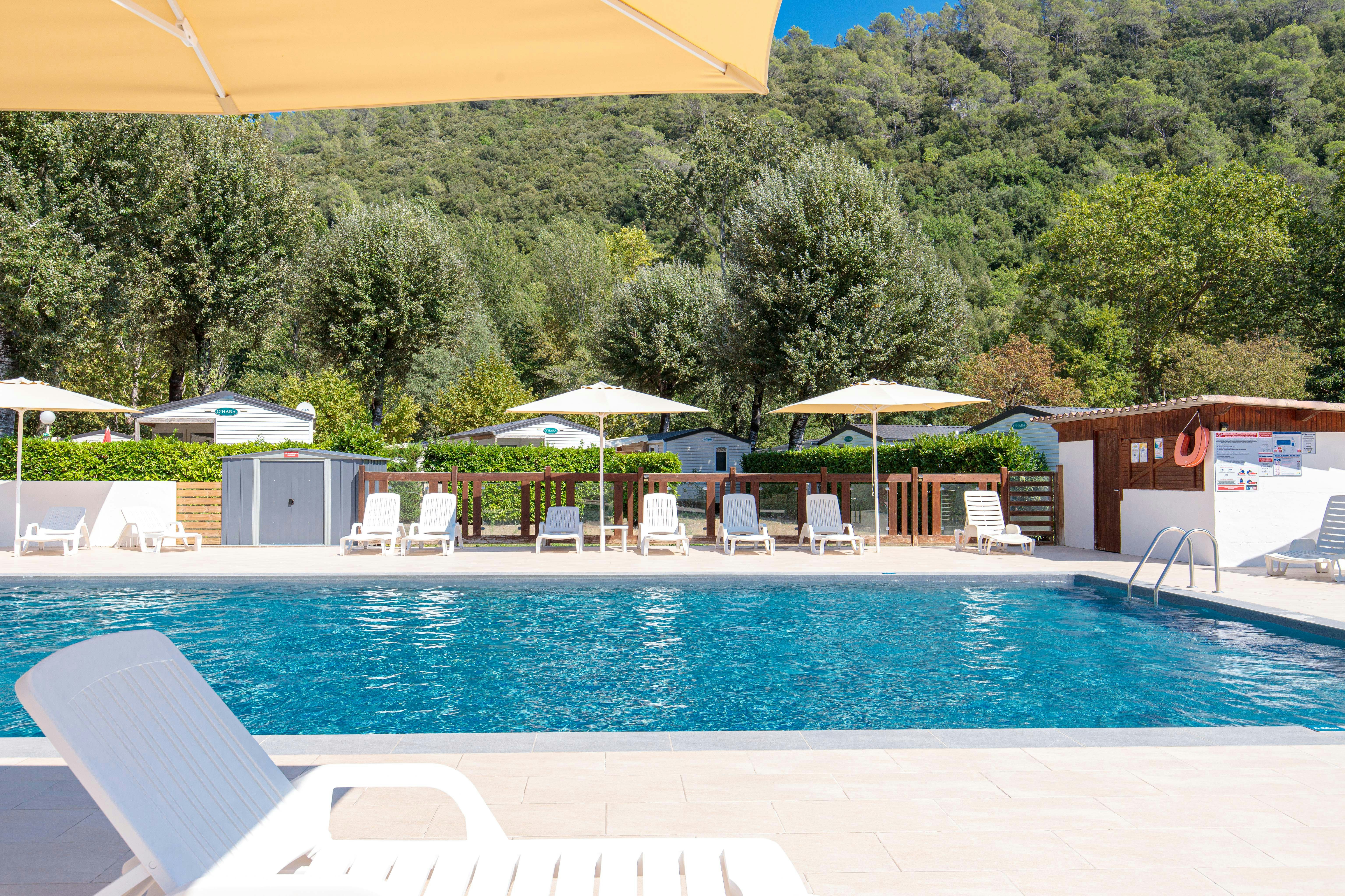 Camping APV Au Vallon Rouge  Camping Le Vallon Rouge - Poolbereich auf dem Campingplatz