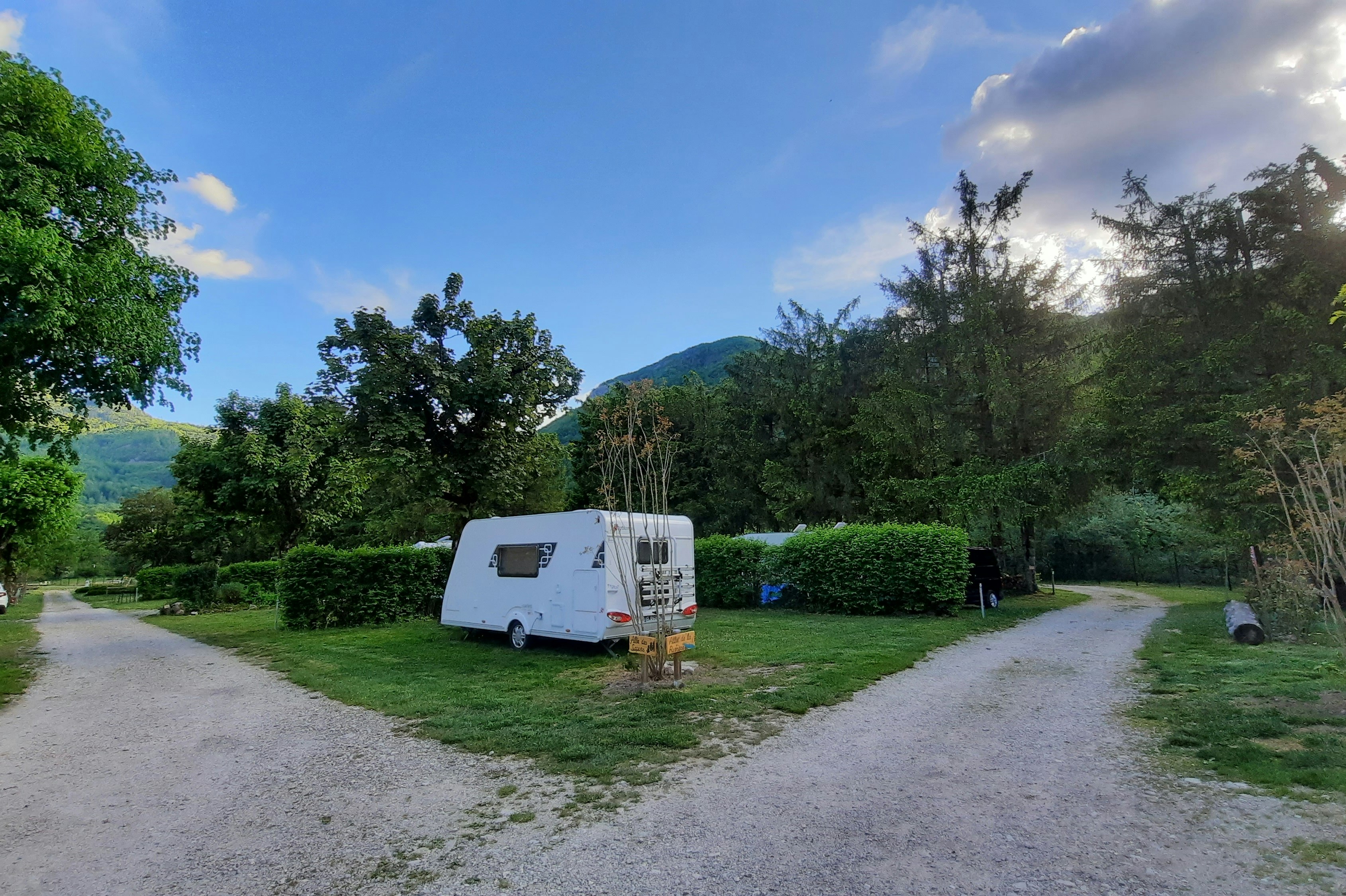 Camping Le Valserine - Standplätze auf dem Campingplatz