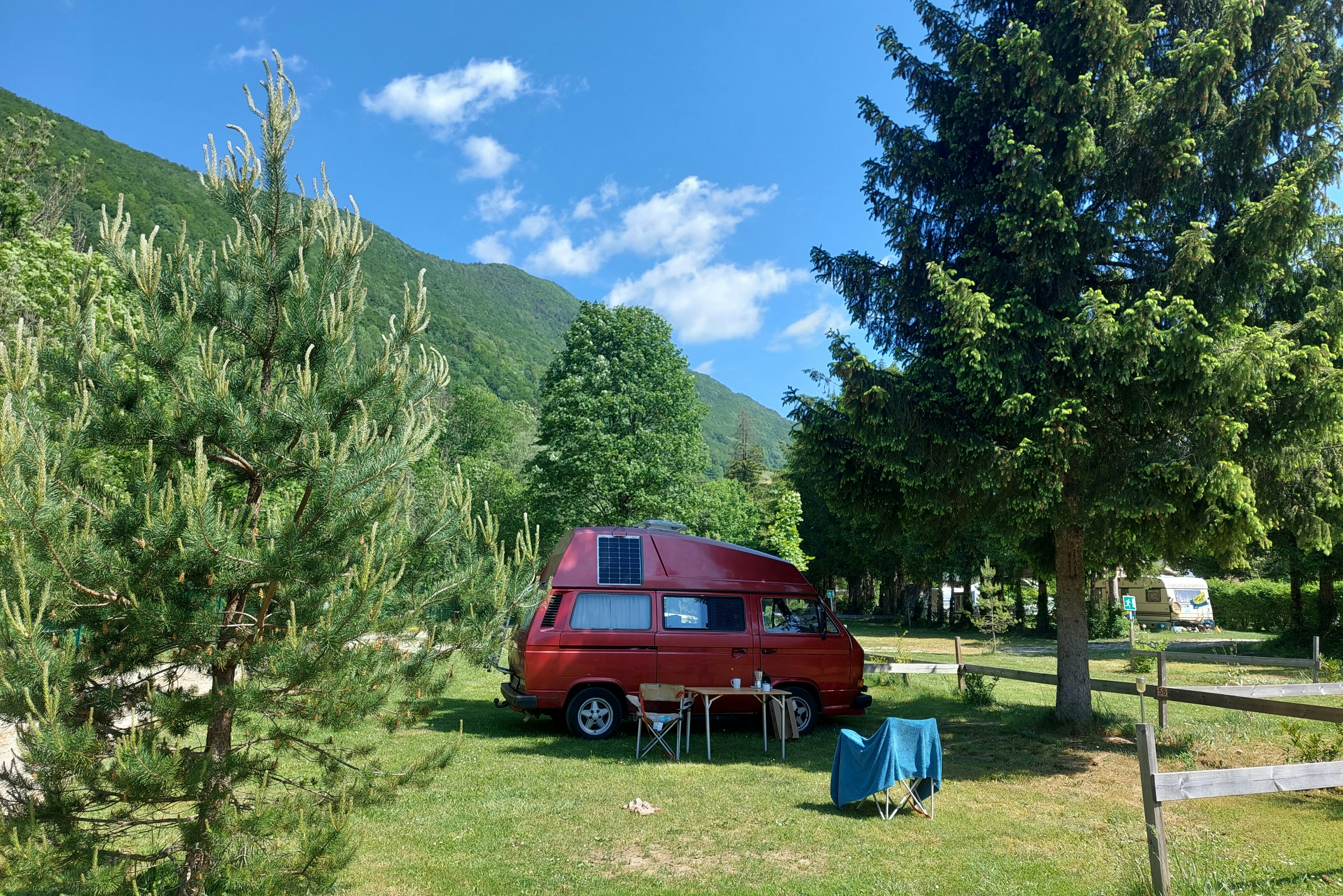 Camping Le Valserine - Standplätze im Grünen auf dem Campingplatz