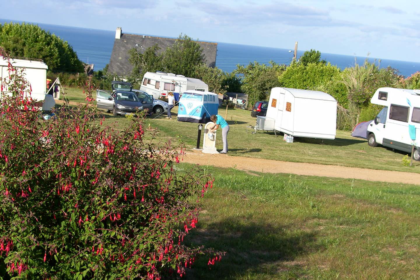 Camping Le Varquez-sur-Mer - Wohnwagen- und Zeltstellplatz des Campingplatzes mit Meerblick