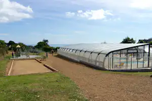 Camping Le Varquez-sur-Mer - überdachter Swimmingpool auf dem Campingplatz mit Kinderspielplatz daneben