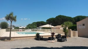 Camping de Vaudois Camping Le Vaudois - Pool im Freien und Lounge auf dem Campingplatz