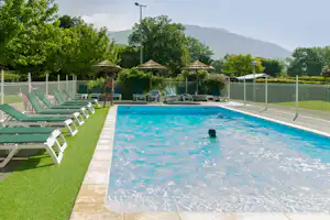 Camping Le Vaugrais - Freibad mit Liegestühlen auf dem Campingplatz