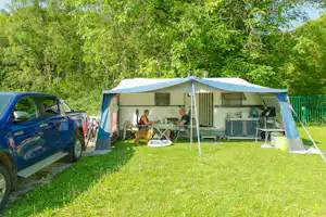 Camping Le Vaugrais - Großer Stellplatz mit Stromanschluss auf dem Campingplatz