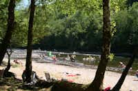 Camping Le Vaurette  -  Badestrand am Dore Fluss am Campingplatz