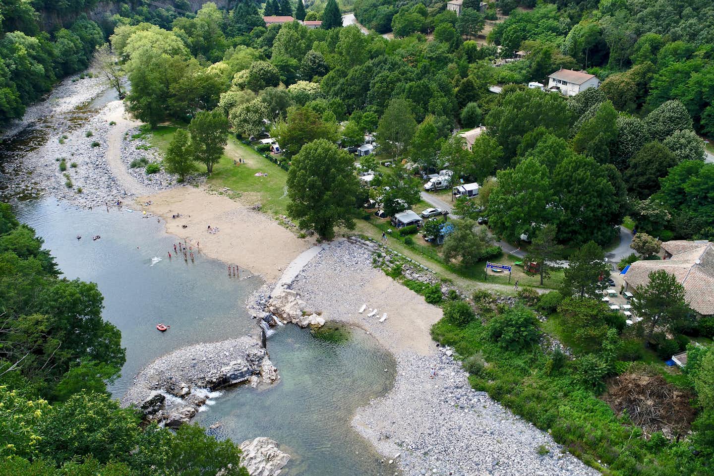 Camping Le Ventadour -  Übersicht auf den Campingplatz und den Fluss Ardeche