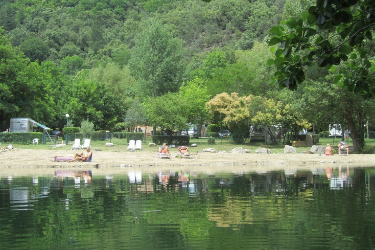 Camping Le Ventadour  - Camper am Strand vom Campingplatz mit Liegestühlen in der Sonne