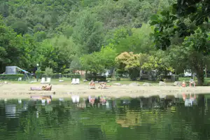 Camping Le Ventadour - Camper am Strand vom Campingplatz mit Liegestühlen in der Sonne