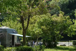 Camping Le Ventadour - Wohnmobilstellplatz am Fluss