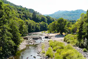 Camping Le Ventadour - Blick auf den Fluss am Campingplatz