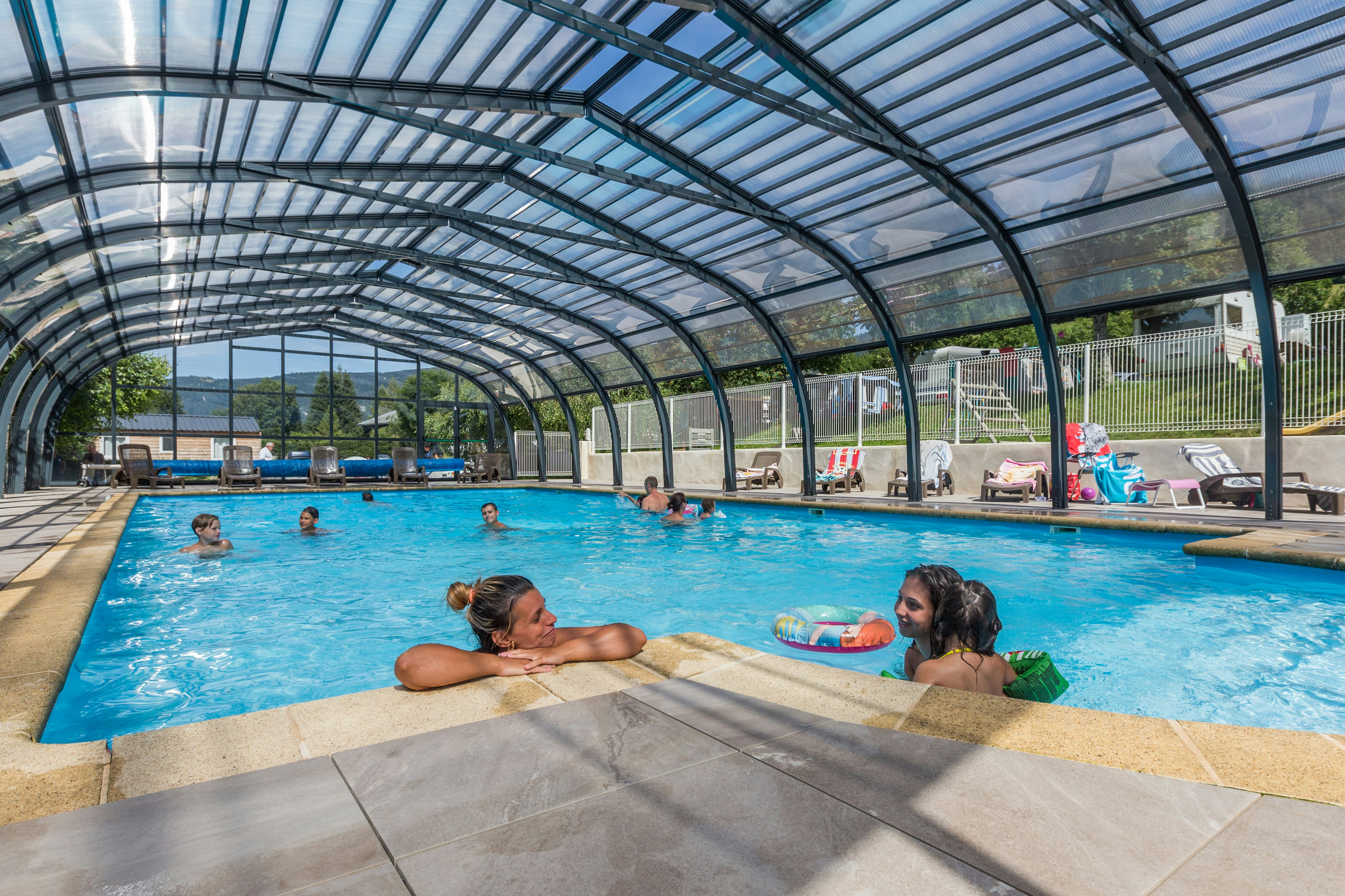 Camping Le Vercors - Pool auf dem Campingplatz