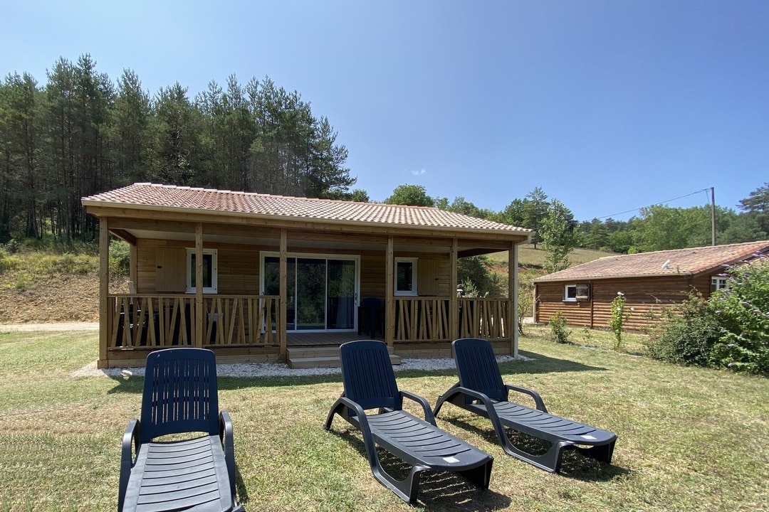 Camping Le Verdoyant  - Mobilheim mit Terrasse auf dem Campingplatz