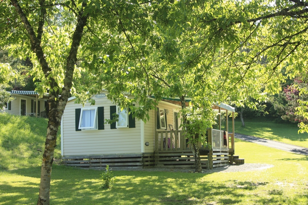 Camping Le Verdoyant  - Mobilheim mit Terrasse auf dem Campingplatz