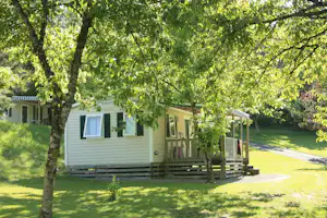 Camping Le Verdoyant - Mobilheim mit Terrasse auf dem Campingplatz