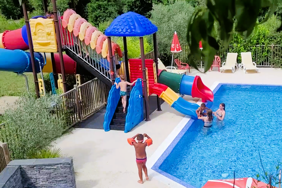 Camping Le Verdoyant - Freibad mit Rutsche auf dem Campingplatz