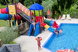 Camping Le Verdoyant - Freibad mit Rutsche auf dem Campingplatz