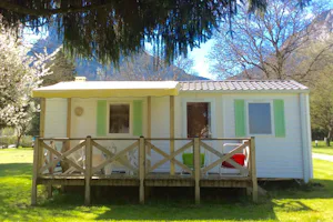 Camping Le Verger Fleuri - Mobilheim vom Campingplatz mit Veranda im Grünen mit Blick auf die Berge