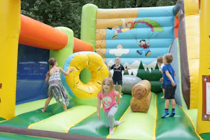 Camping Le Verger Fleuri - spielende Kinder auf der Hüpfburg vom Campingplatz