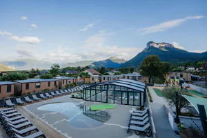 Yelloh! Village Lo Velâjo Camping Le Verger Fleuri - Pool im Freien mit Liegestühlen