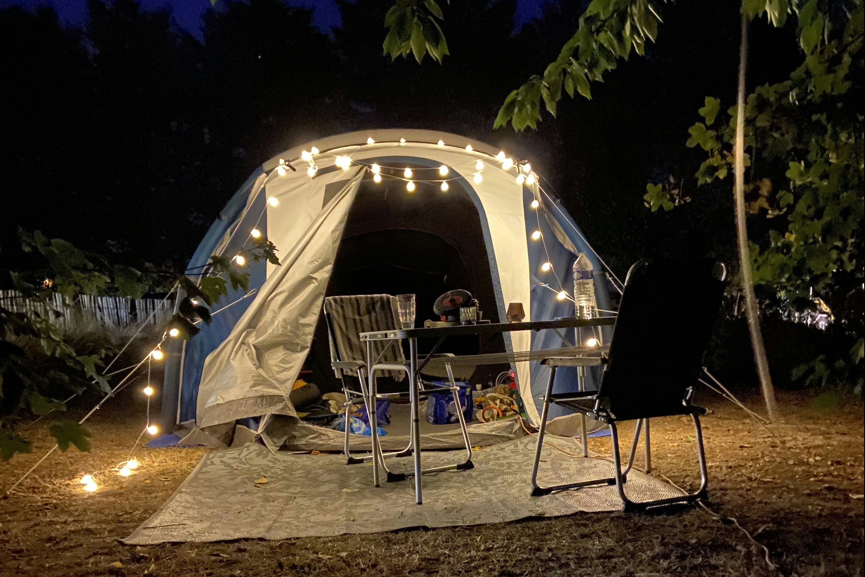 Camping Le Verger - Blick auf einen Zeltplatz bei Nacht