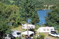 Camping Le Viaduc  -  Wohnwagen- und Zeltstellplatz mit Blick auf den Fluss Le Doux