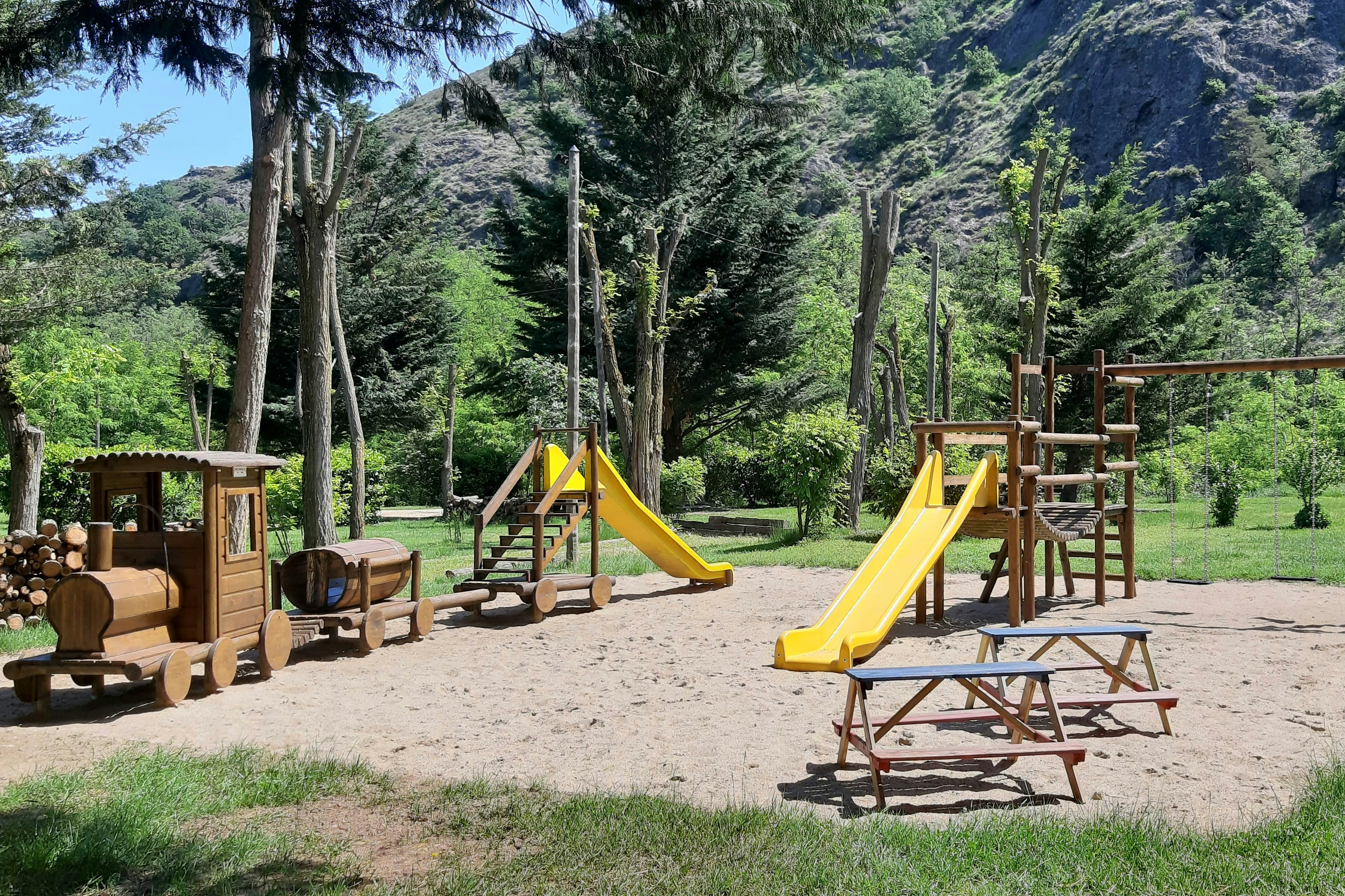 Camping LE VIADUC Ardèche  Camping Le Viaduc  - Kinderspielplatz auf dem Campingplatz