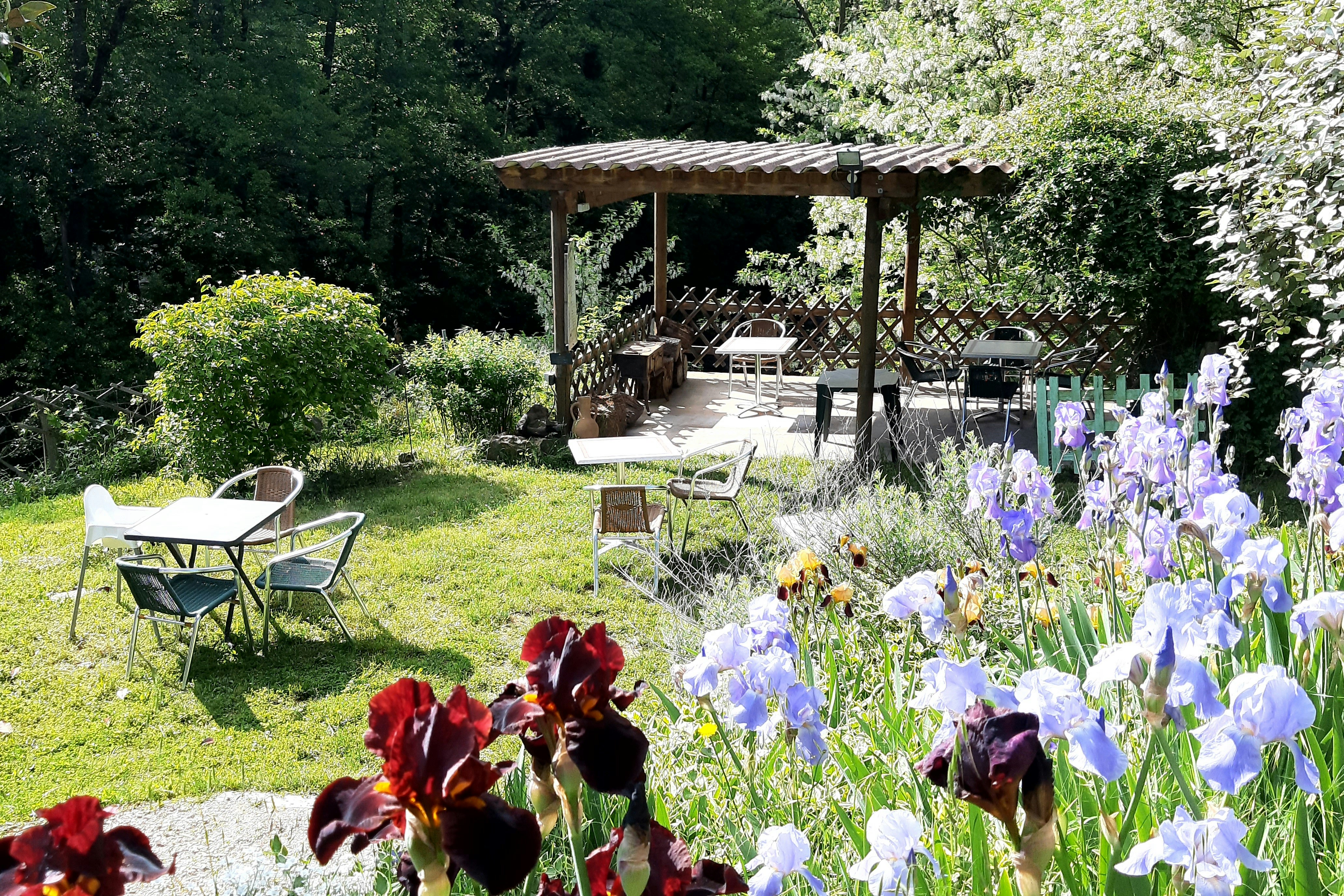 Camping LE VIADUC Ardèche  Camping Le Viaduc - Garten mit Sitzgelegenheiten auf dem Campingplatz
