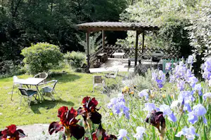 Camping LE VIADUC Ardèche Camping Le Viaduc - Garten mit Sitzgelegenheiten auf dem Campingplatz