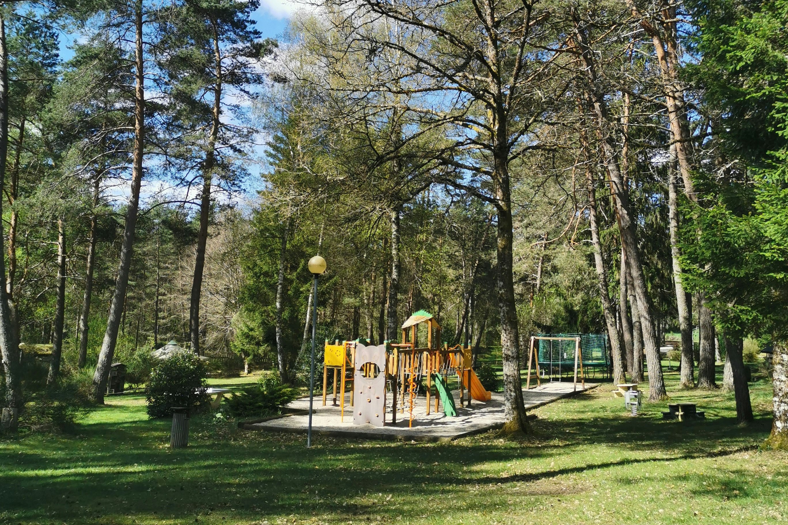 Camping les Sapins de Corrèze  Camping le Vianon  - Kinderspielplatz auf dem Campingplatz
