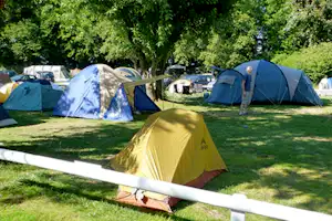 Camping de Vidy - Zeltstellplätze im Grünen auf dem Campingplatz