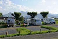 Camping Le Vieux Berger - Wohnwagenstellplätze auf dem Campingplatz mit Blick auf die Berge