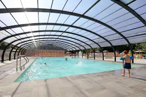 Camping Le Vieux Chêne - Überdachter Pool auf dem Campingplatz