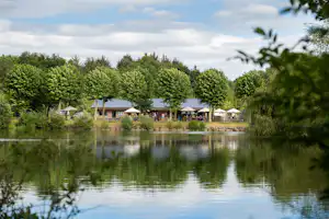 Camping Le Vieux Chêne - Blick auf den Campingplatz am See