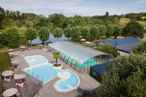 Camping Le Vieux Chêne - Luftaufnahme der Pools auf dem Campingplatz