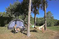 Huttopia Baie du Mont St Michel  Camping Le Vieux Chêne - Familie auf ihrem Stellplatz auf der Wiese
