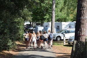 Camping Le Vieux Moulin - Wohnmobil- und Wohnwagenstellplätze auf dem Campingplatz