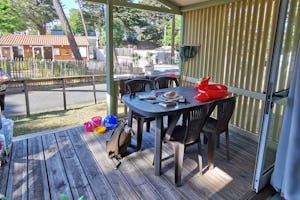 Camping Le Vieux Moulin Terrasse eines Ferienhauses
