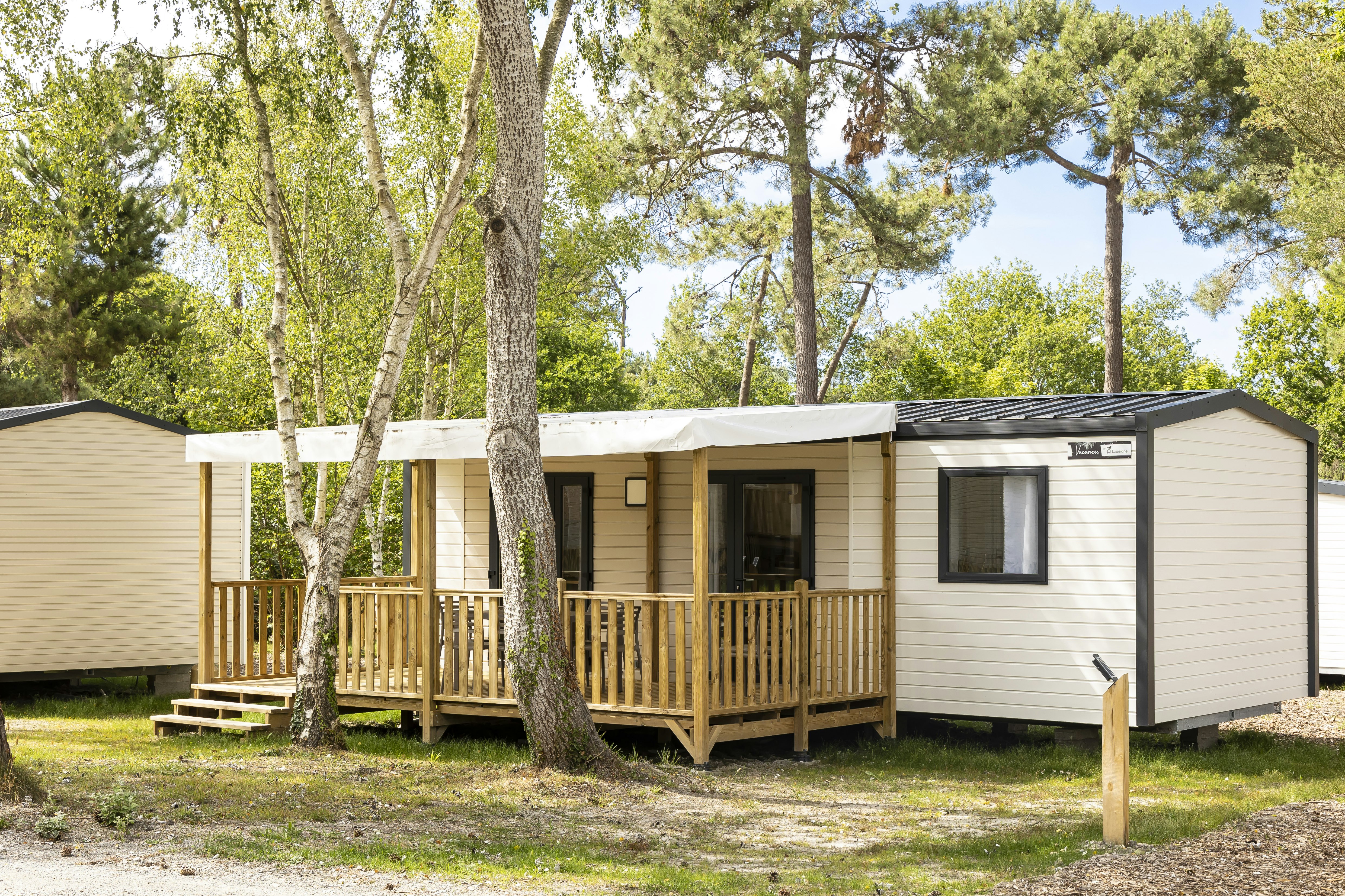 Camping Le Vieux Moulin  - Mobilheim mit Terrasse auf dem Campingplatz