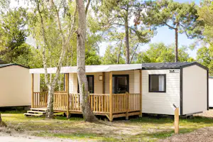 Camping Le Vieux Moulin - Mobilheim mit Terrasse auf dem Campingplatz