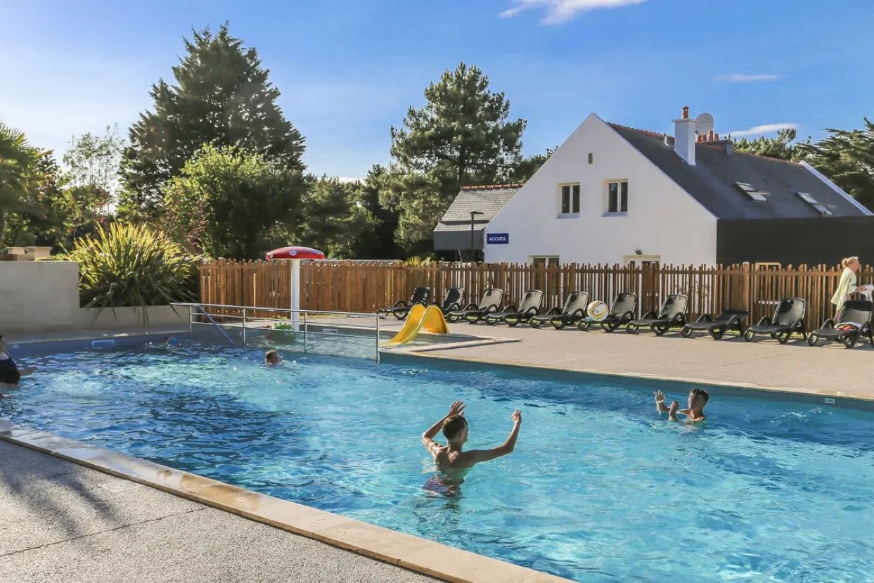 Flower Camping Le Vieux Moulin  - Pool im Freien mit Liegestühlen