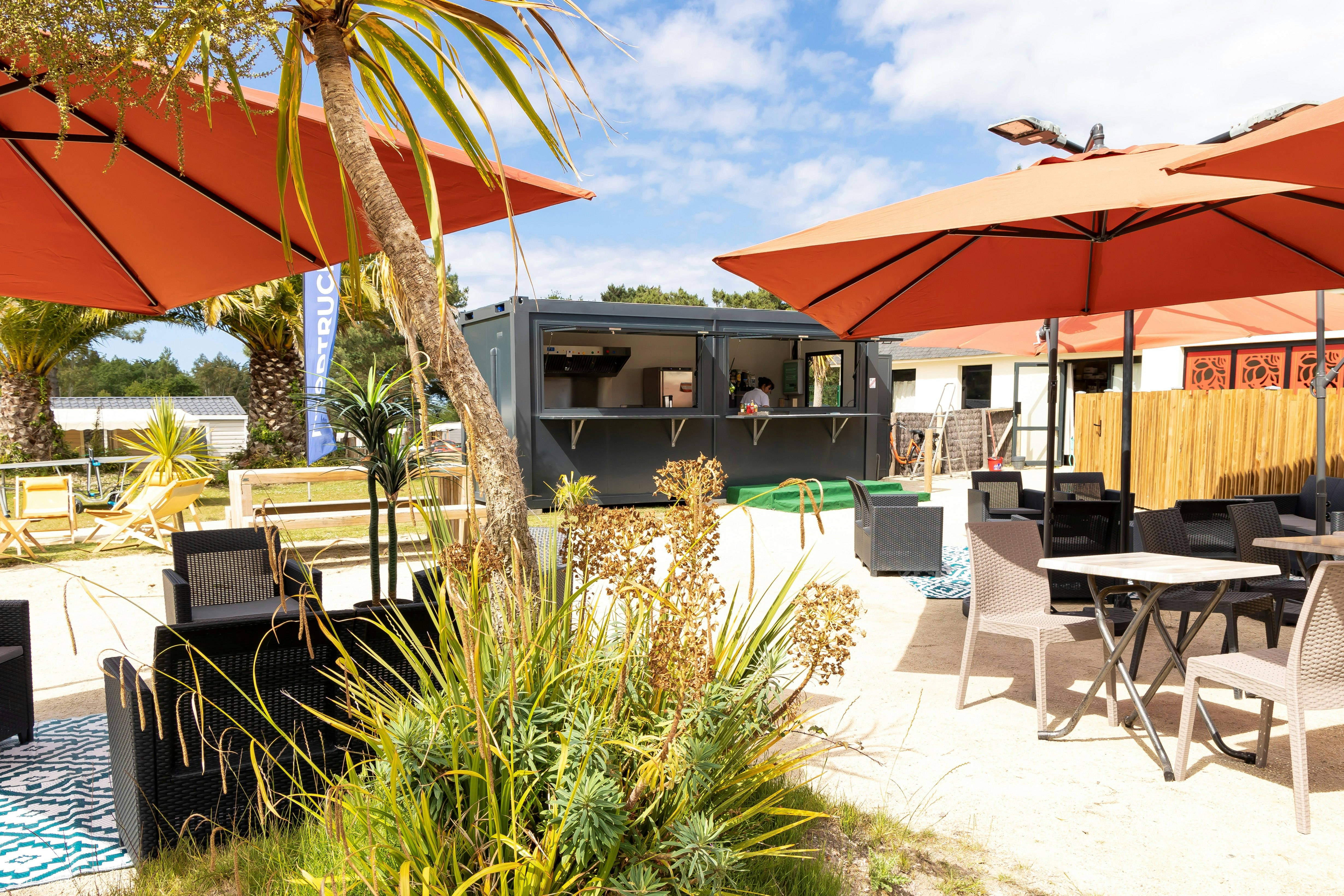 Flower Camping Le Vieux Moulin - Snackbar mit Terrasse auf dem Campingplatz
