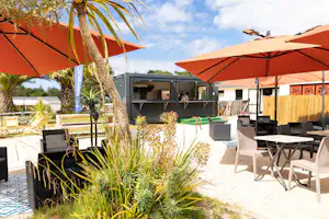 Flower Camping Le Vieux Moulin - Snackbar mit Terrasse auf dem Campingplatz