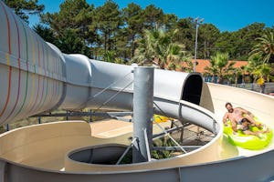 Camping Le Vieux Port - Rutschen im Wasserpark des Campingplatzes
