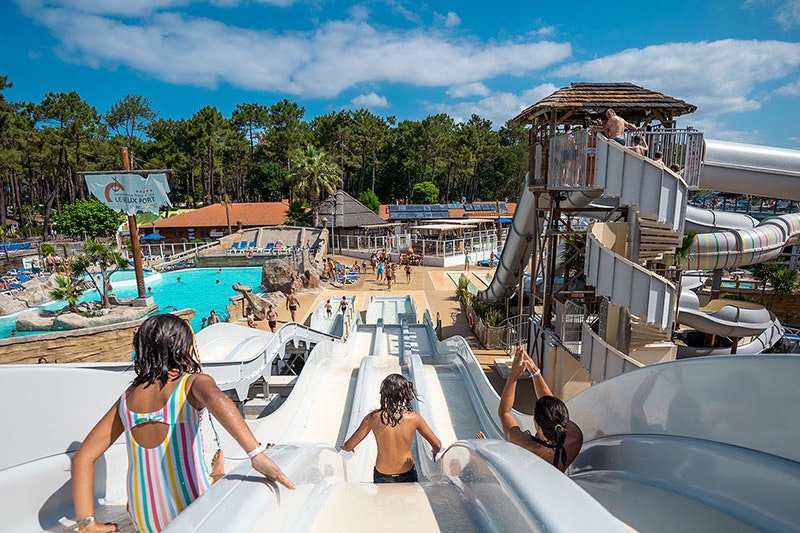 Camping Le Vieux Port - Rutschen im Wasserpark des Campingplatzes