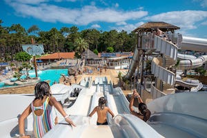 Camping Le Vieux Port - Rutschen im Wasserpark des Campingplatzes