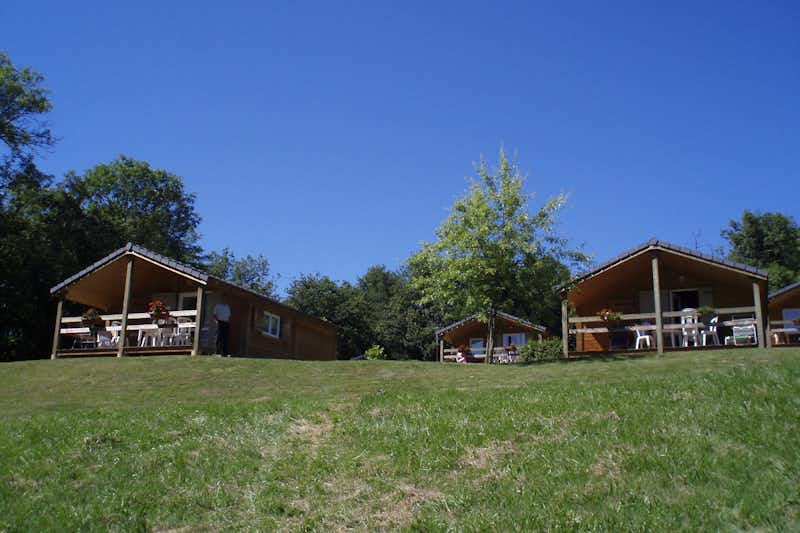 Camping Le Viginet - Chalet mit Veranda im Grünen auf dem Campingplatz