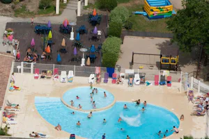 Camping Le Village de Florine - Poolbereich auf dem Campingplatz